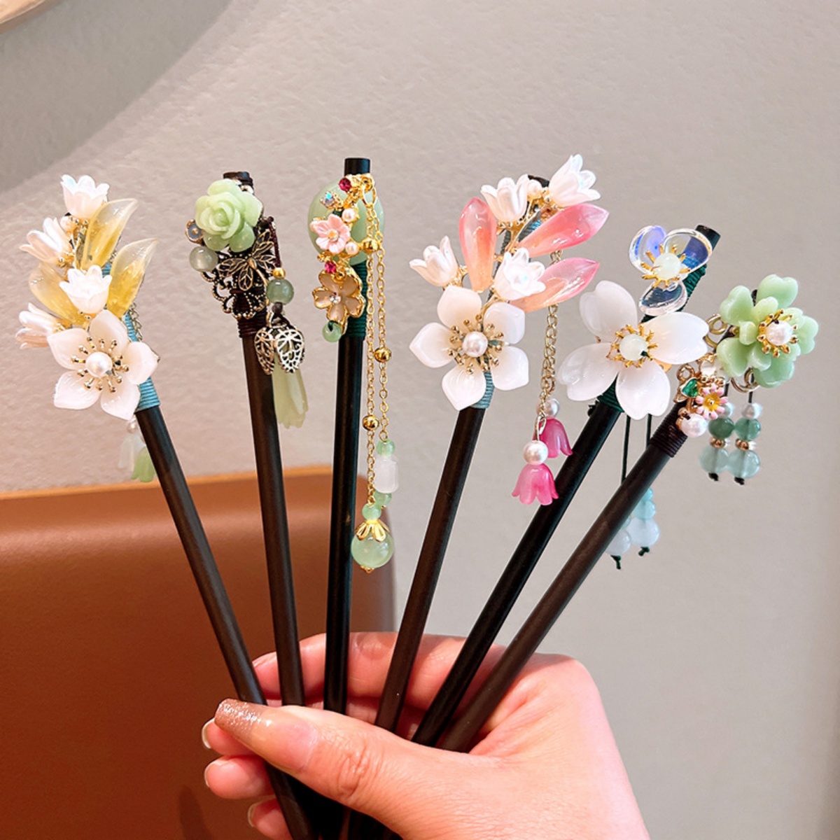 Florist Supplies - Exquisita horquilla de madera con borlas